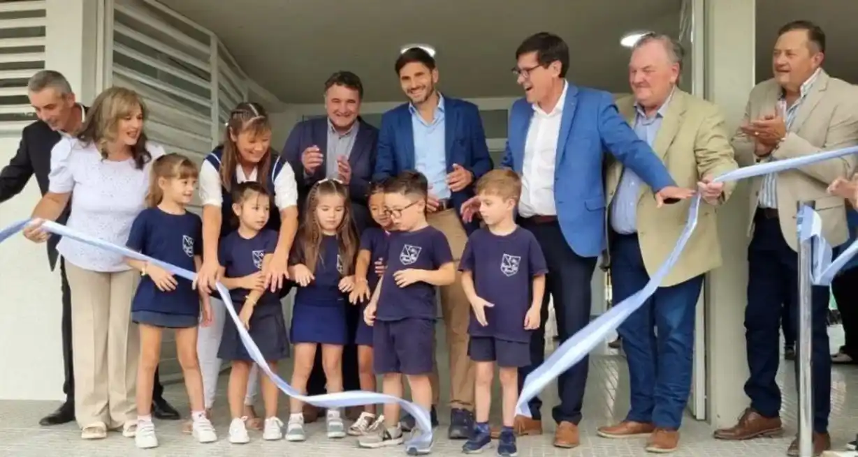 El momento del corte de cintas en el jardín de la escuela 40 de San Cristóbal. Foto: gentileza