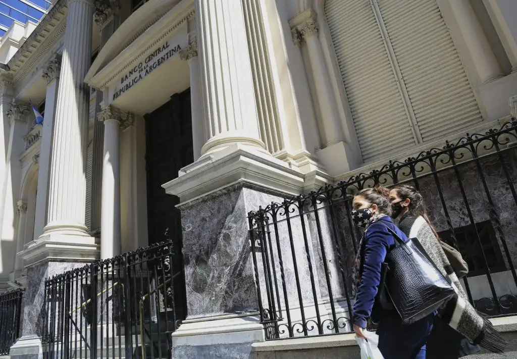Quienes hayan cobrado parte de su salario con el ATP no podrán comprar dólar ahorro
