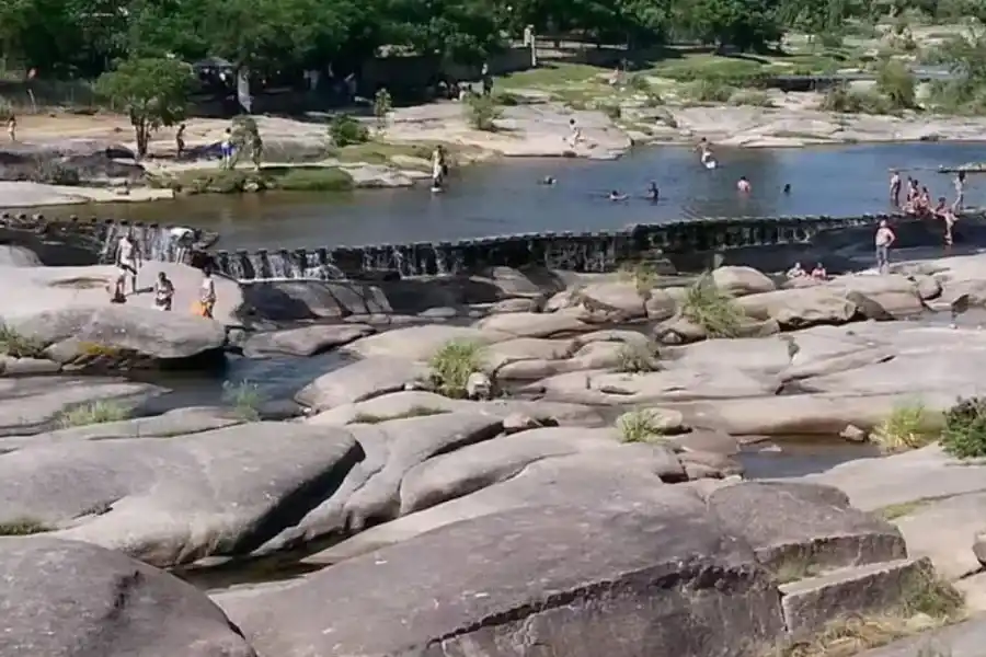 Una niña se ahogó en el río y la familia denuncia que "la aspiró un caño"