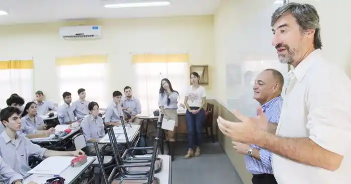 Recorrida por escuelas de la ciudad