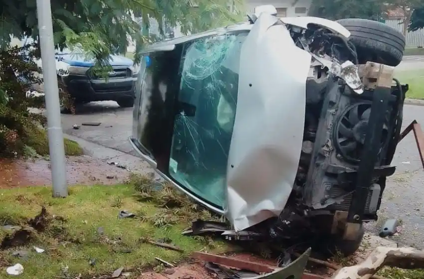 Buscan al conductor de un auto que se estrelló contra un árbol