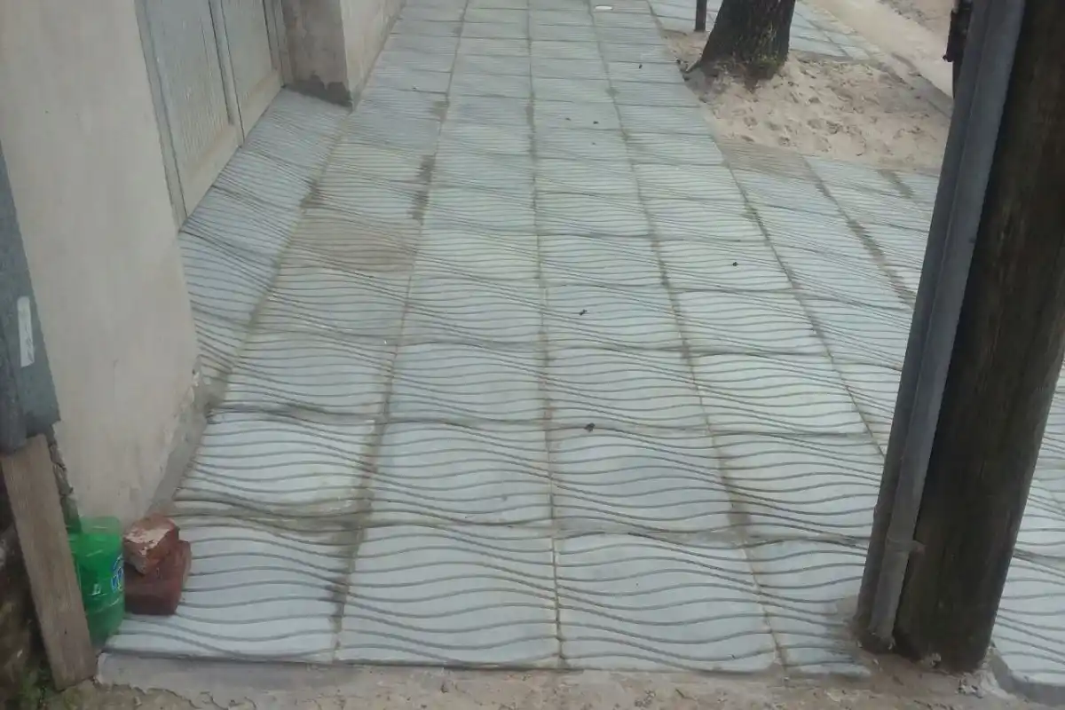 Se construyó una nueva vereda con las baldosas que elabora la FAMUCO
