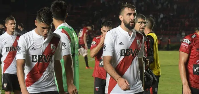 River empató y se aleja de las copas