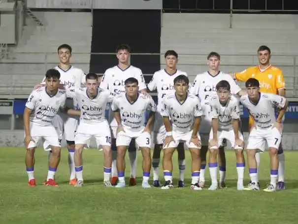 La Reserva cremosa ganaba 2 a 0 y terminó cayendo 3 a 2 en Santiago del Estero.Foto: @OficialAMSyD