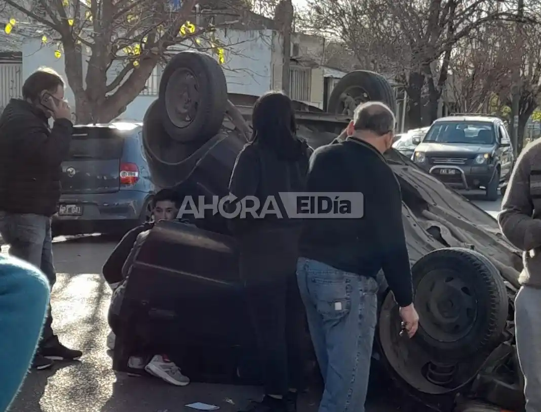 Tremendo vuelco en la ciudad: un conductor chocó contra otro auto y terminó con su vehículo dado vuelta