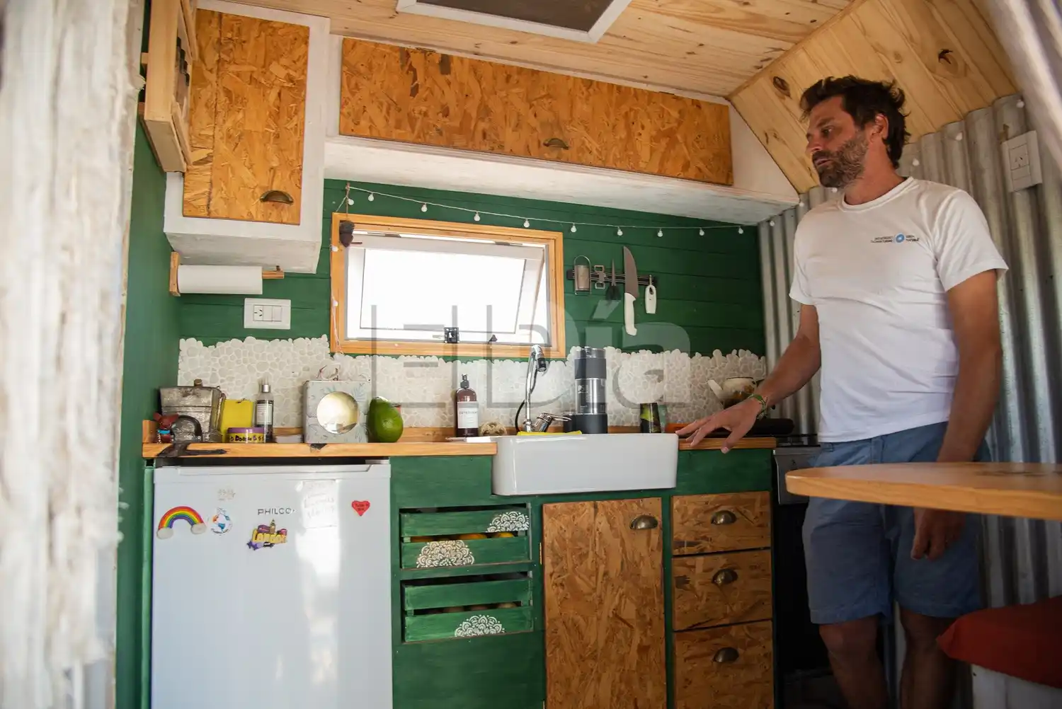 Mauro muestra el interior de la tercera casa construida por ellos mismos 