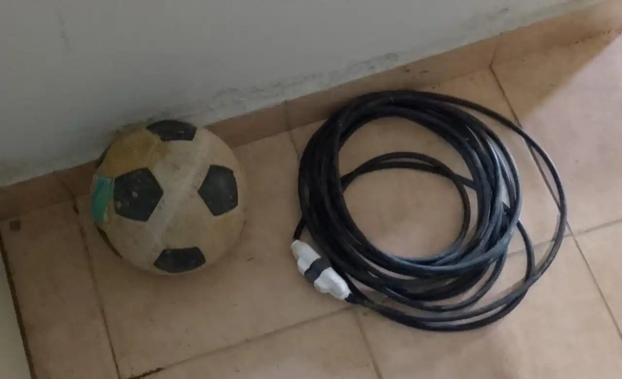 Intentó robar en una obra en construcción y terminó detenido: tenía una pelota y un alargue