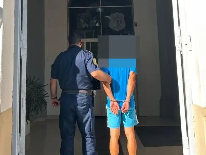 Intentó robar cables, provocó una explosión y terminó detenido