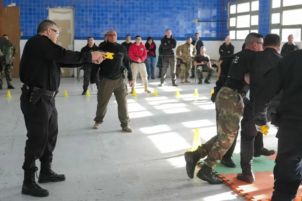 Instructores especializados imparten los cursos a capacitadores que entrenarán a agentes de toda la provincia.