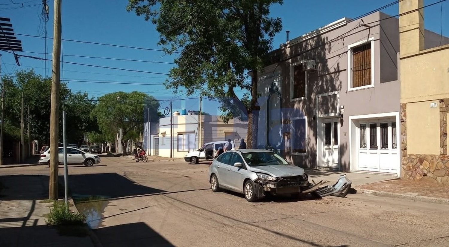 Tremendo choque entre un auto y una camioneta: un hombre fue hospitalizado