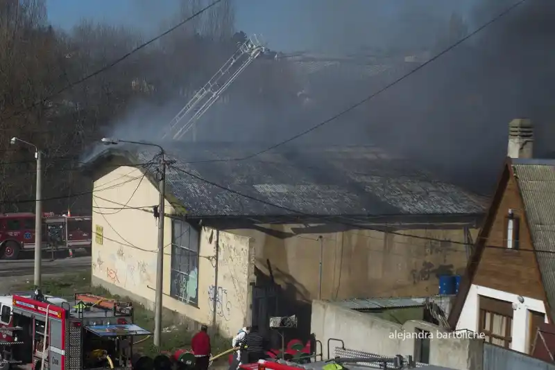 Gran temor en Bariloche por el incendio de un lubricentro