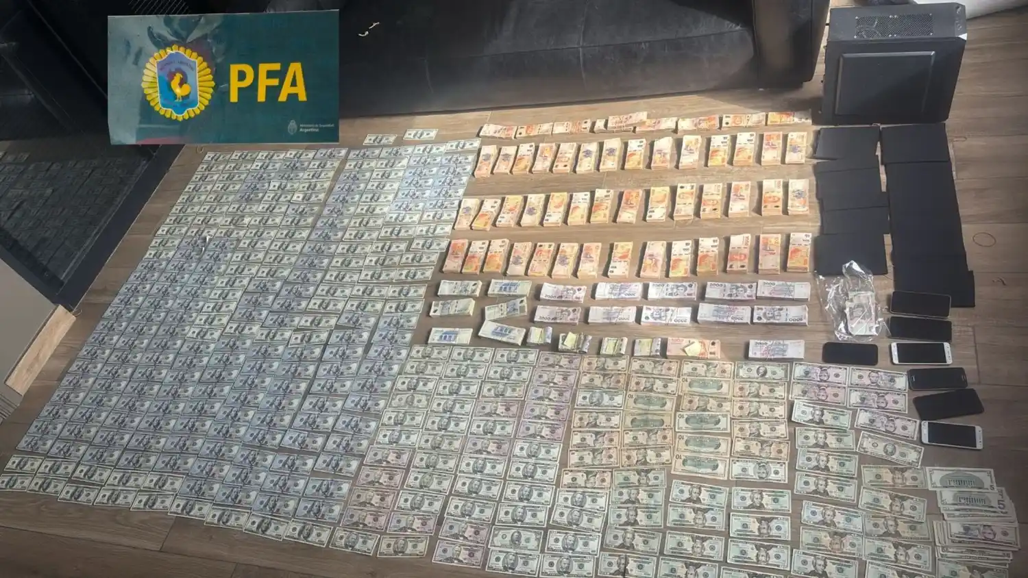 Durante los allanamientos se secuestraron más de 500.000 dólares, más de 47.000.000 de pesos y otras divisas extranjeras.