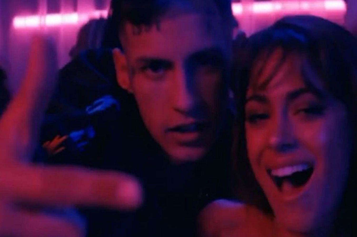 Video: Tini Stoessel y L-Gante presentaron su tema, “Bar”