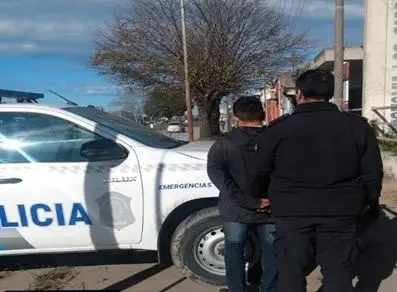 Un hombre vinculado a un robo fue capturado cuando merodeaba en 59 y 90