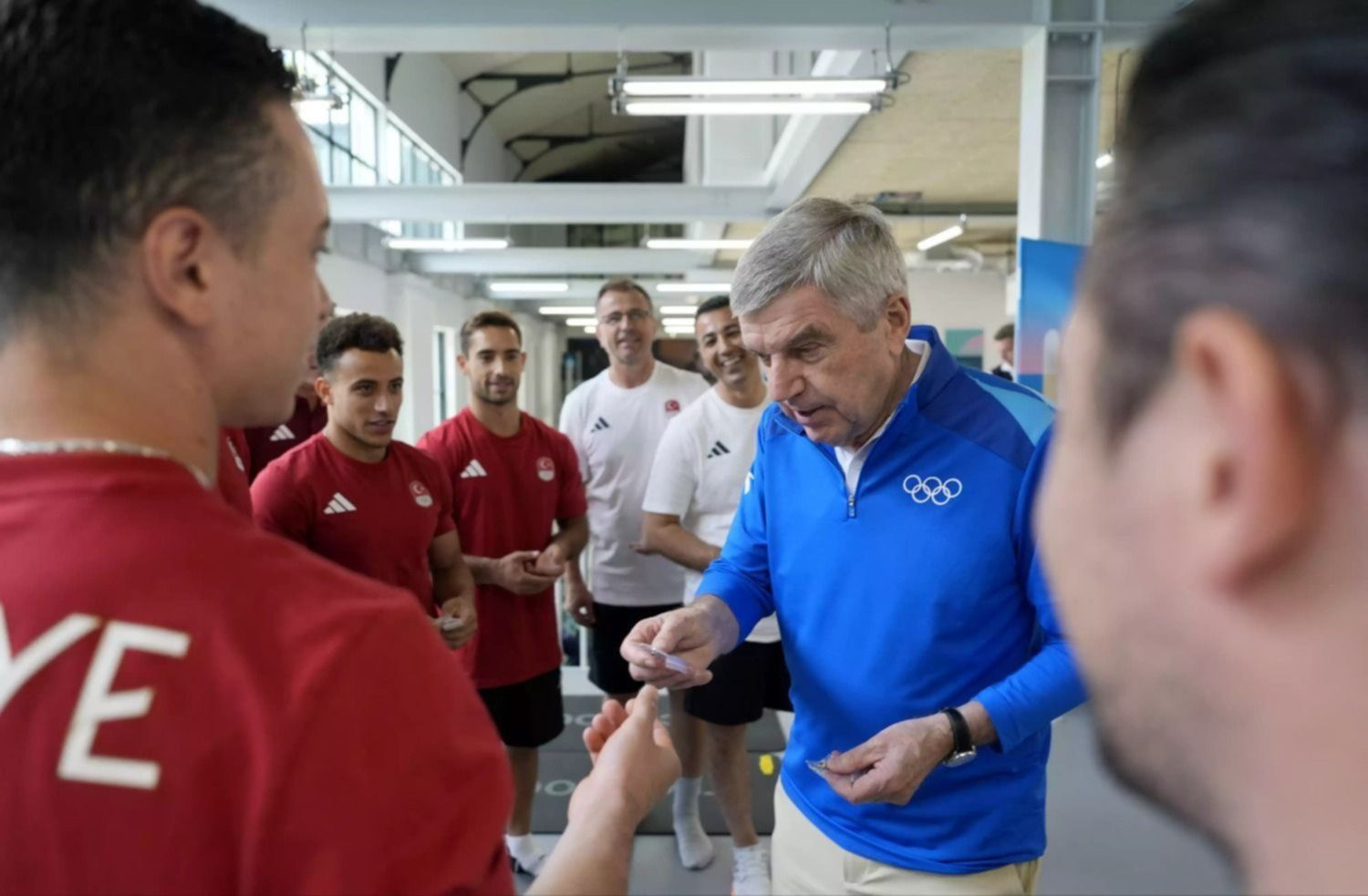 JJ.OO: entérate por qué es tan especial el intercambio de pins entre deportistas en los Juegos Olímpicos