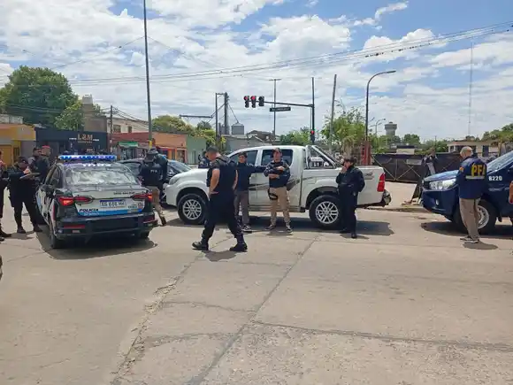 Detuvieron en la zona sur a una pareja que era perseguida por la Policía Federal desde Roldán