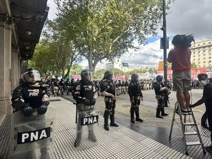 La PFA cortando la vereda en la zona de Congreso.