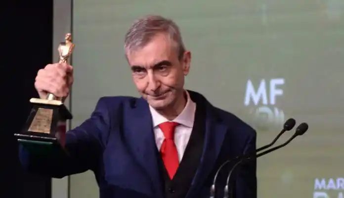 Nelson Castro con el Martín Fierro de Oro.