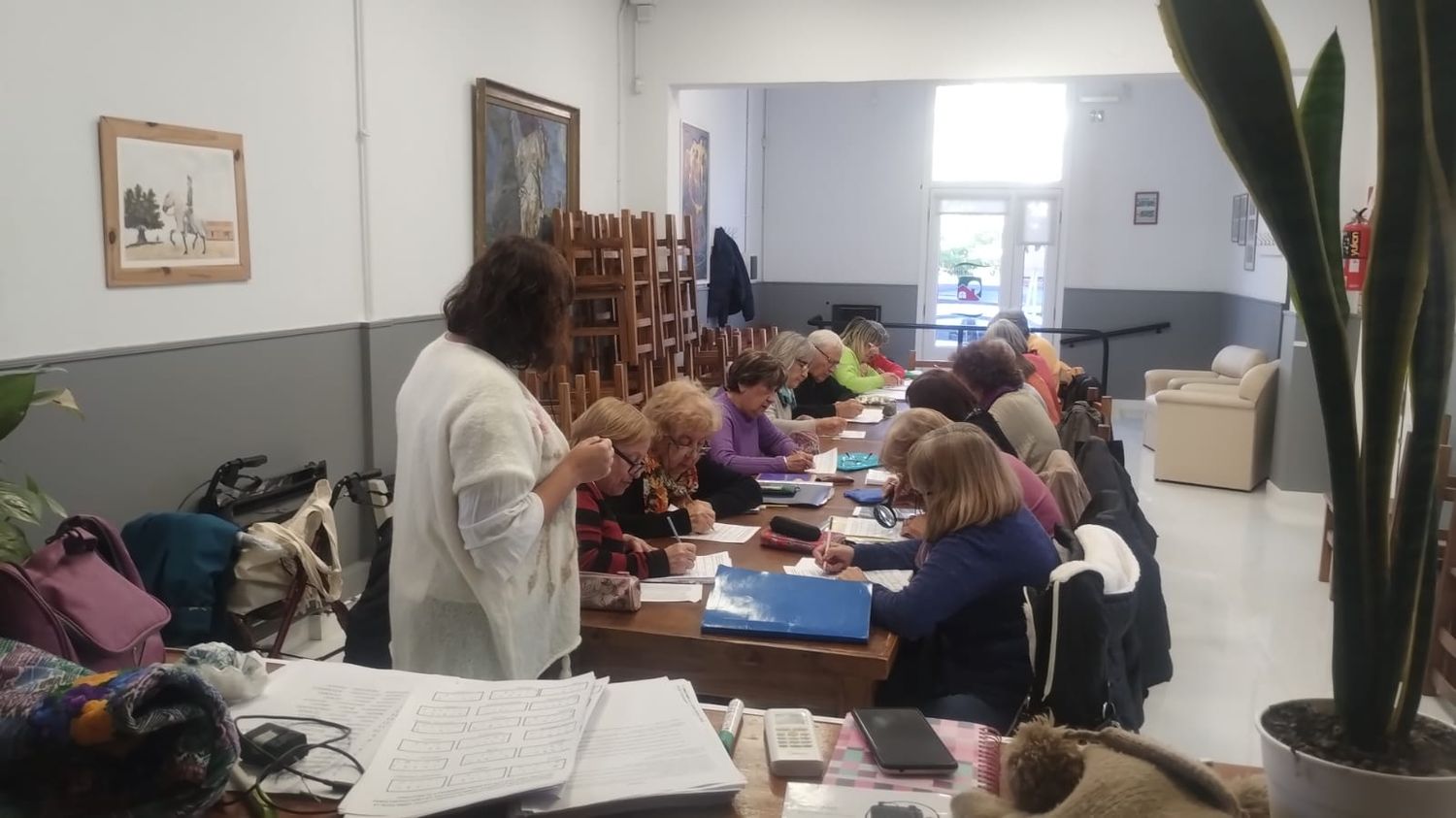 Taller de estimulación cognitiva en la biblioteca Cacuri