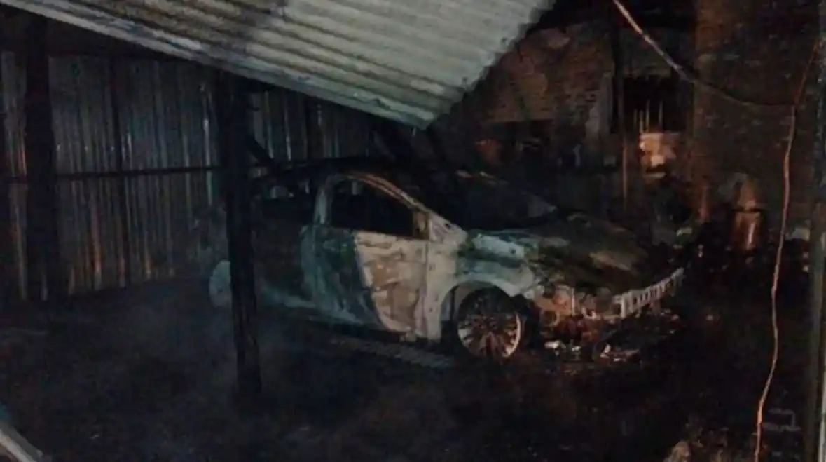 Incendió su propio auto y amenazó con quitarse la vida tras una discusión con su ex pareja