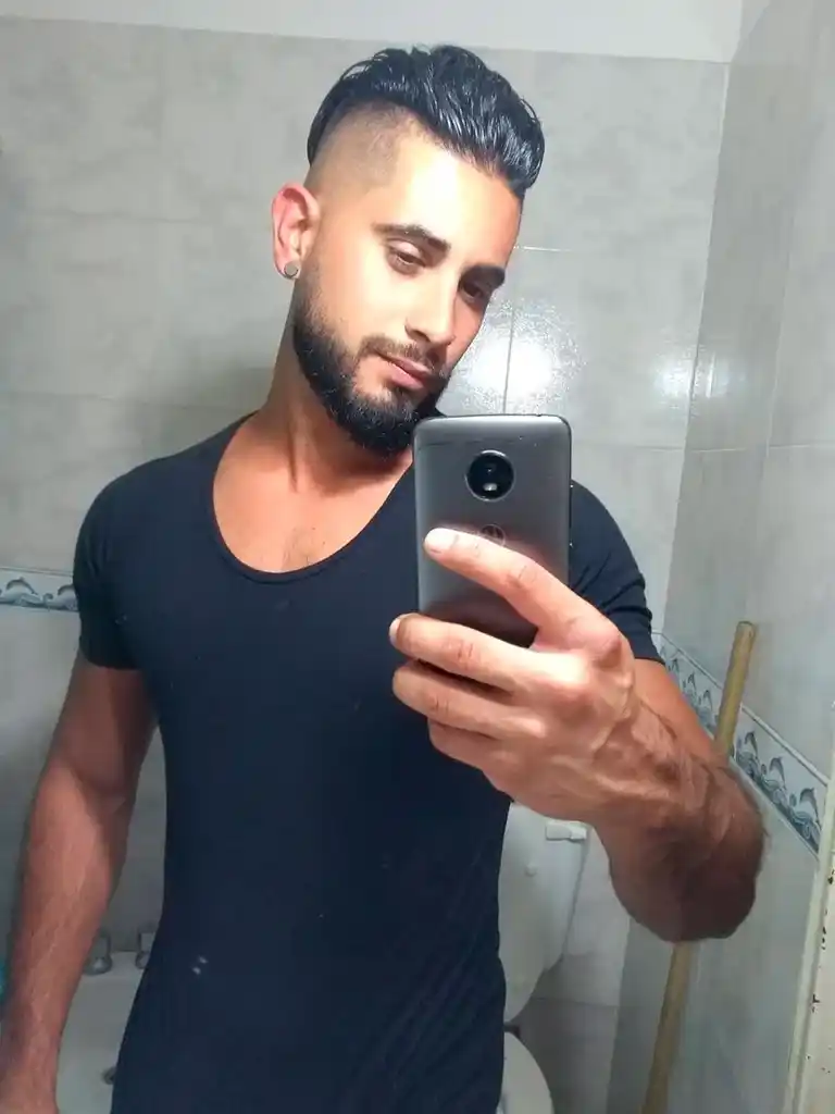 El joven escort que cobra por sexo o por “hacerse el novio”: qué buscan las mujeres y parejas que piden sexo a domicilio