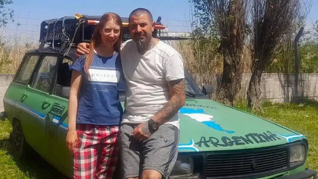 Cansados de no llegar a fin de mes, modificaron un Renault 12 y recorren la argentina