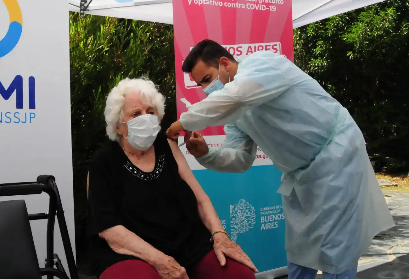 Con más dosis de las esperadas y gran expectativa, empezó la vacunación en geriátricos 