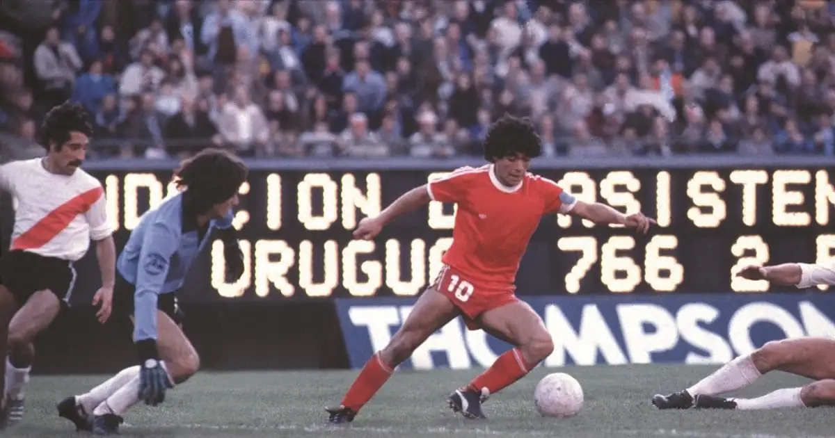 Se trata de una filmación inédita que registra su primera presentación en el estadio Monumental, ocurrida el 4 de mayo de 1980, durante un encuentro entre Argentinos Juniors y River Plate.