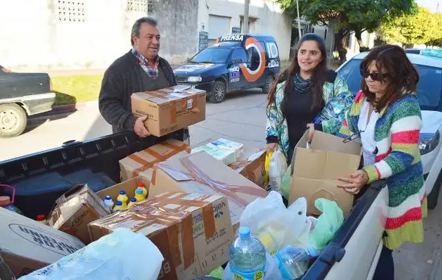 Se entregaron artículos donados para inundados a Bomberos Voluntarios
