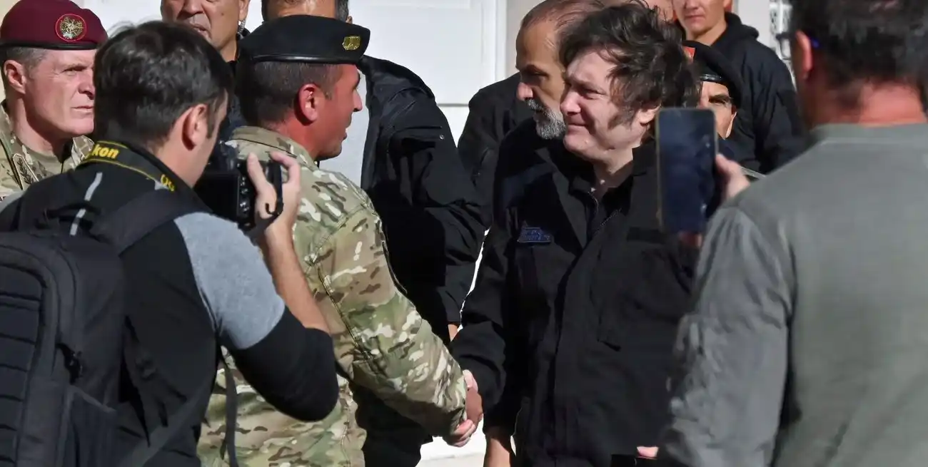Milei anunció un fondo de 200 mil millones de pesos para asistir a damnificados de Bahía Blanca, tras su visita a la ciudad afectada por las inundaciones. Foto: REUTERS.