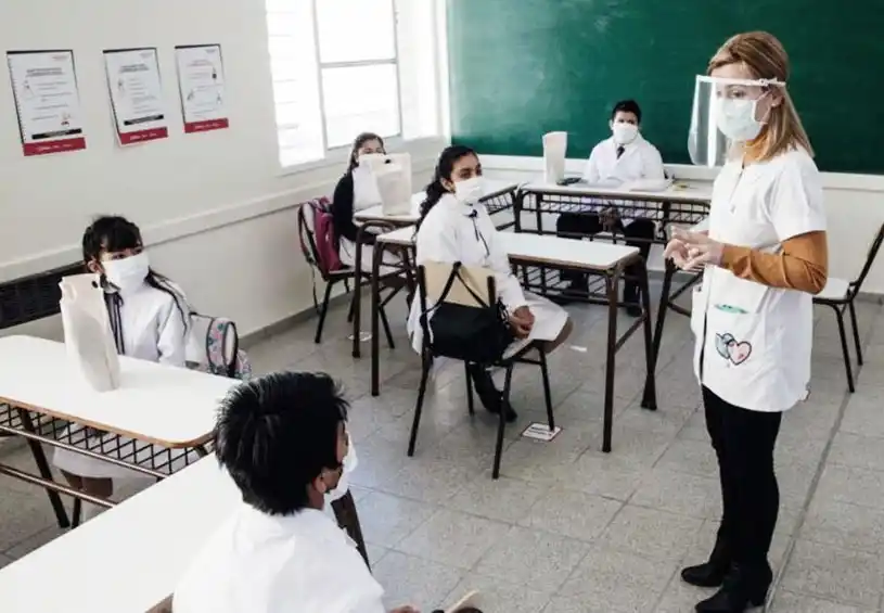 Hay más burbujas aisladas, pero aclaran que “los contagios no se producen en la escuela”