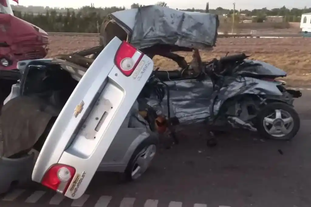 Accidente fatal en Mendoza: un auto chocó de frente contra un camión y murió un adolescente