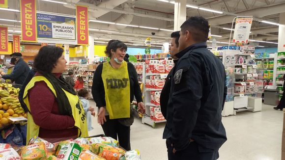 Manifestación del MIDJ en el supermercado VEA: llegó Nicolás Macchia, del Ministerio de Desarrollo Social