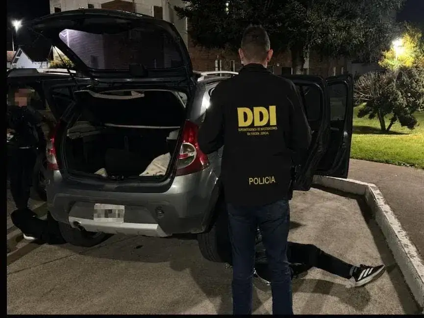 El operativo se inició con el seguimiento de un Renault Sandero que fue interceptado en inmediaciones del hospital de Benito Juárez.