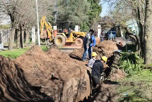 Avanzan las obras para conectar 16 manzanas del barrio Gallo Blanco a la red cloacal