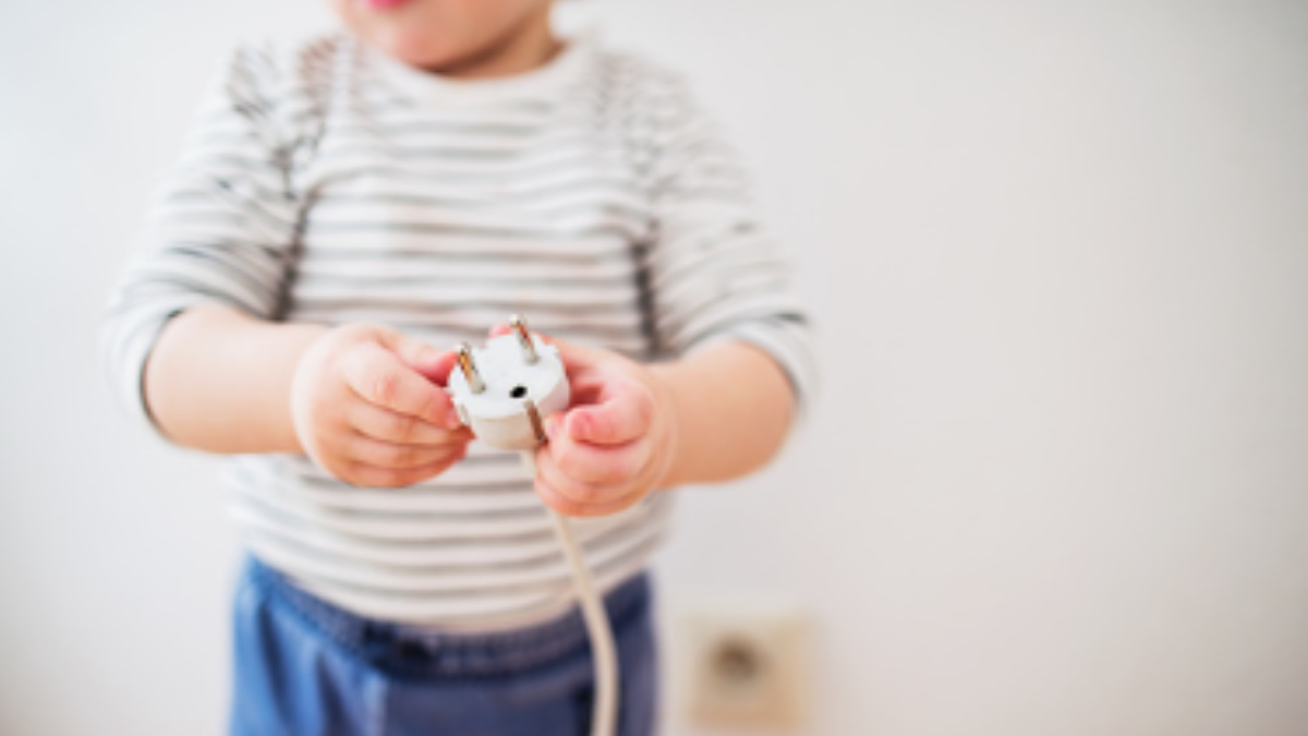 La niña estaba descalza cuando tocó un cable y murió. Imagen ilustrativa.