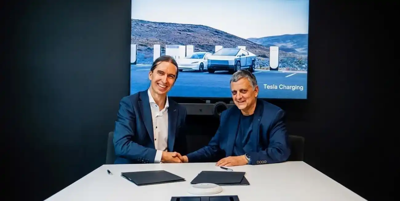 Horacio Marím, titular de YPF, esta semana junto a autoridades de Tesla. Crédito: YPF