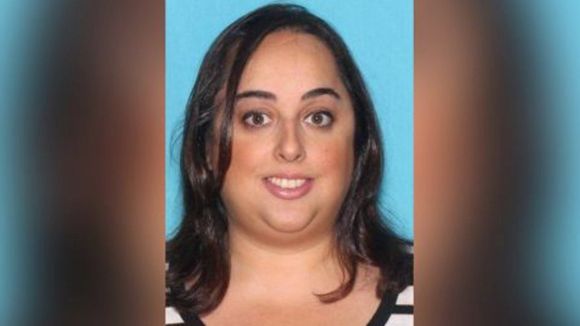 Detienen a mujer que embaucó a sobreviviente del Holocausto con «ESTAFA ROMÁNTICA» por casi $3 millones