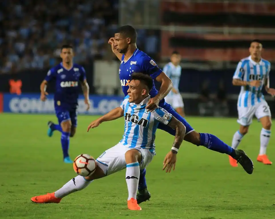 Racing aprovechó una noche  inspirada de Lautaro Martínez