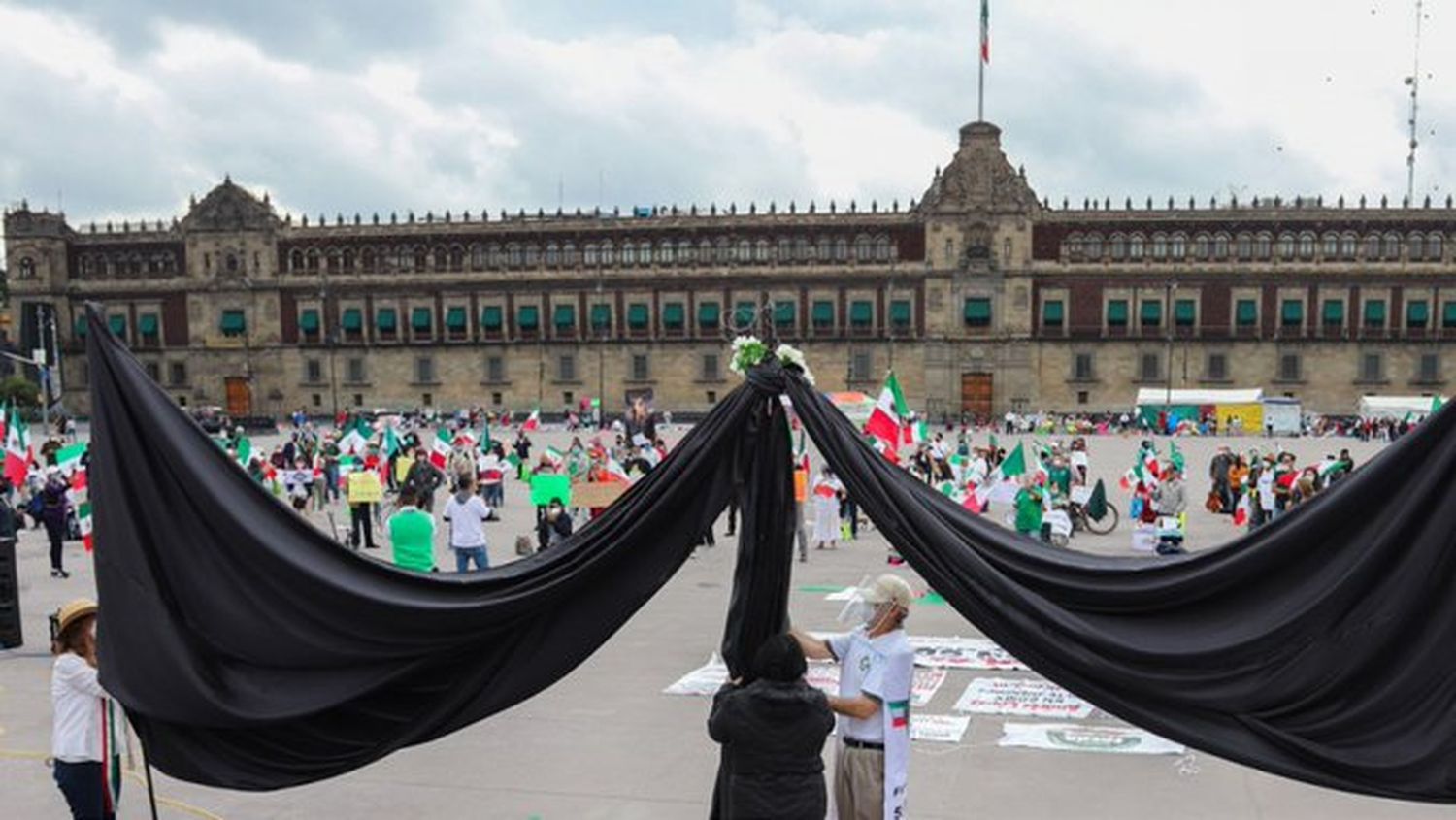 Opositores a López Obrador protestan en la capital contra su manejo de la pandemia