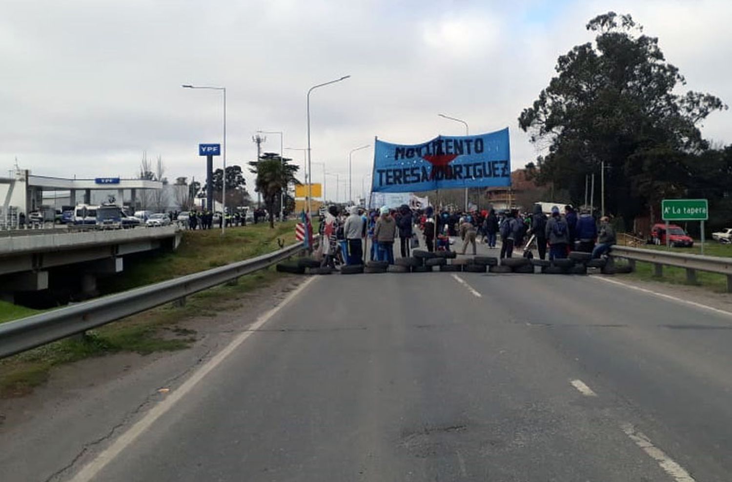 Organizaciones Sociales cortan la Ruta 2 pero permiten el paso a los vecinos de la zona