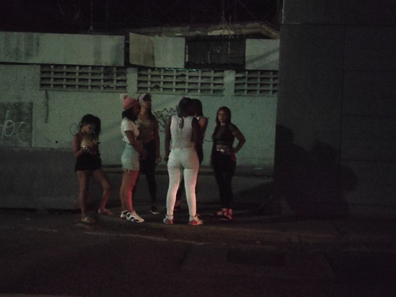«Soy prostituta en las noches porque el sueldo de maestra no me alcanza»