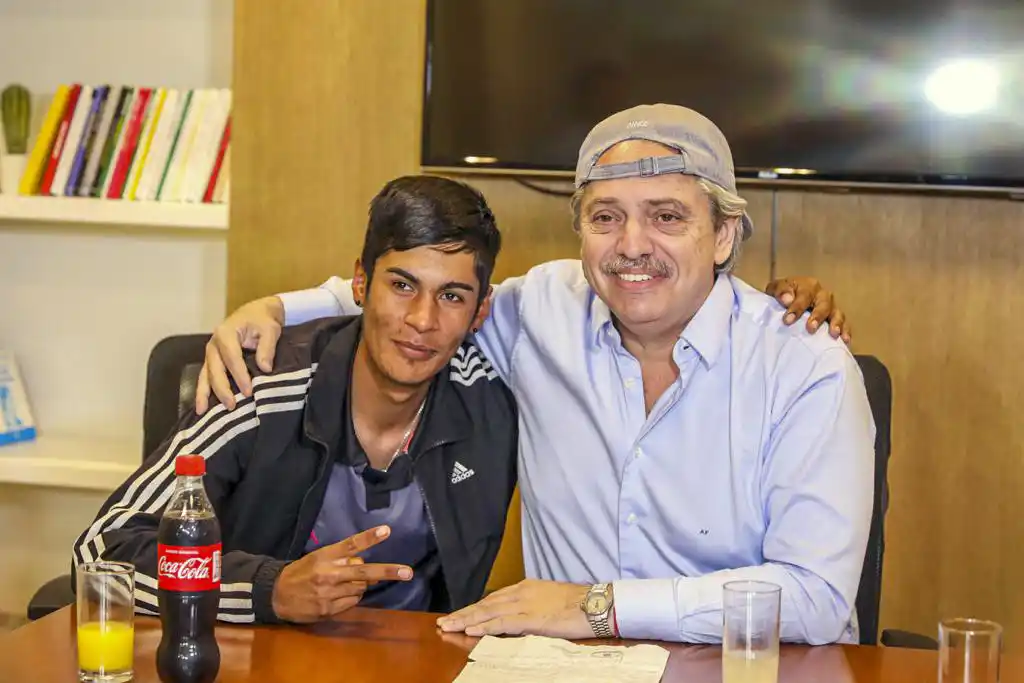 Alberto Fernández recorrió una fábrica y homenajeó a Alfonsín