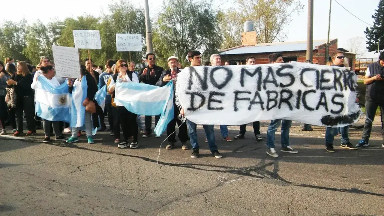 Ante el cierre de empresas líderes, proponen cuotas a la importación china y una corrección urgente del dólar.