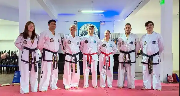 Cinturones negros. Los maestros con los alumnos que lograron el primer Dan