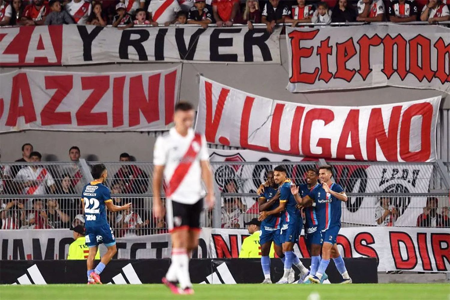 River Plate no pudo con Arsenal: perdió 2-1 en el estadio Monumental