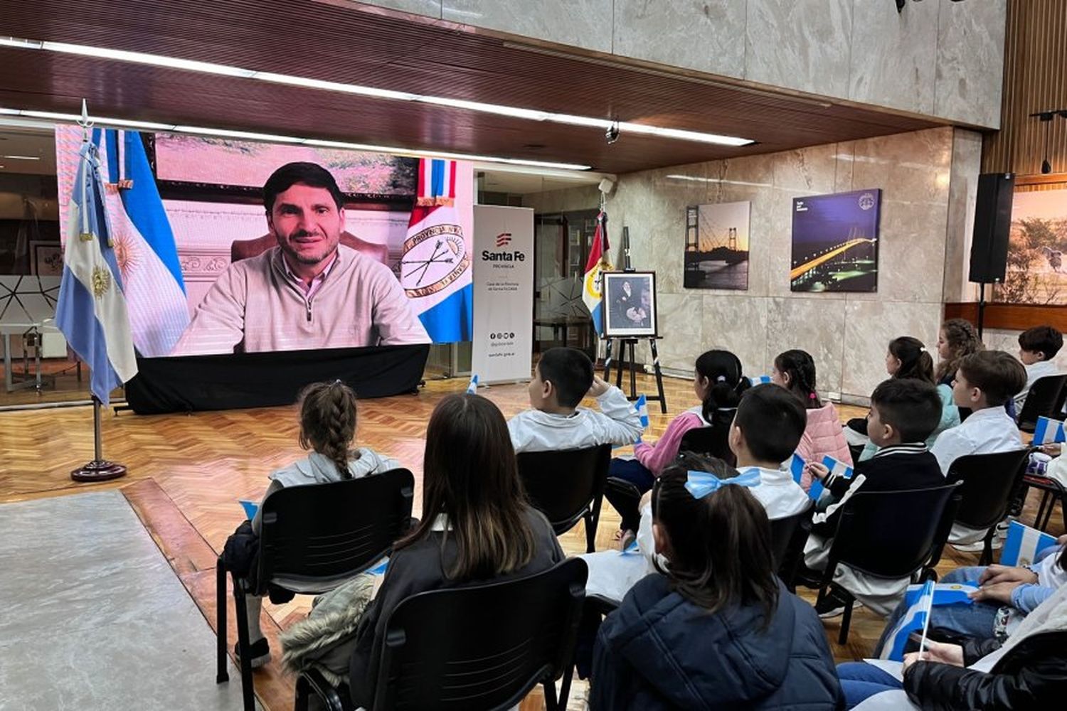 En la Casa de Santa Fe en Buenos Aires, alumnos de 4° grado juraron lealtad a la Bandera