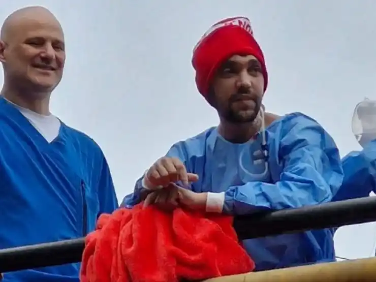 “Estábamos tomando mate con los médicos en un patio del hospital y apareció por una especie de balcón, se paró y nos saludó”, relató su padre.