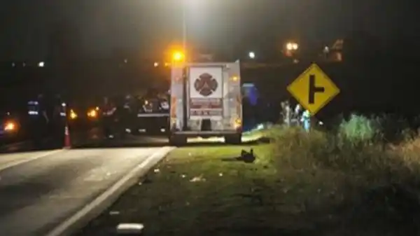 Dos jóvenes fallecieron al ser embestidos por un automóvil