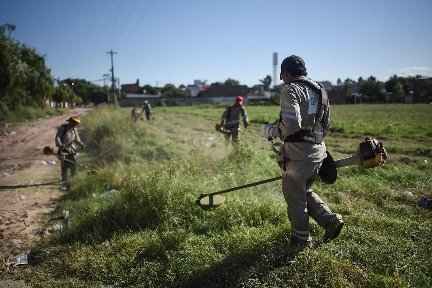 Intensifican los operativos de desmalezado y limpieza en la ciudad